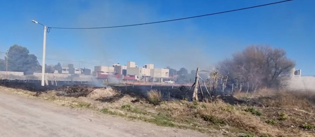 Un incendio de pastizales generó preocupación en los vecinos del barrio