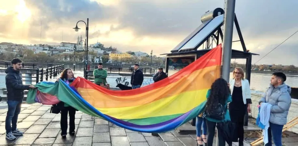 Comarca Diversa adhirió izando su bandera en el muelle de Viedma