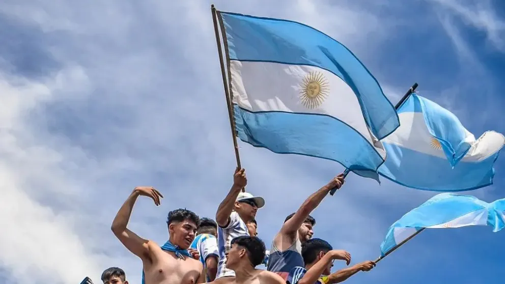 Festejo eterno: las fotos mundialistas de Vanesa Schwemmler llegan a Sierra Colorada