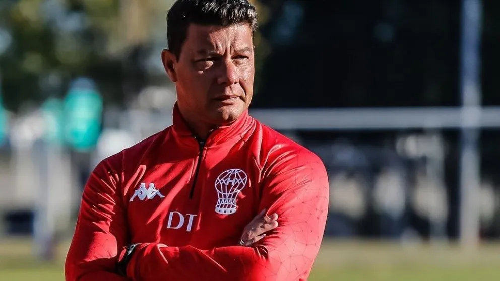 Battaglia renunció como DT de Huracán: no ganó ningún partido  