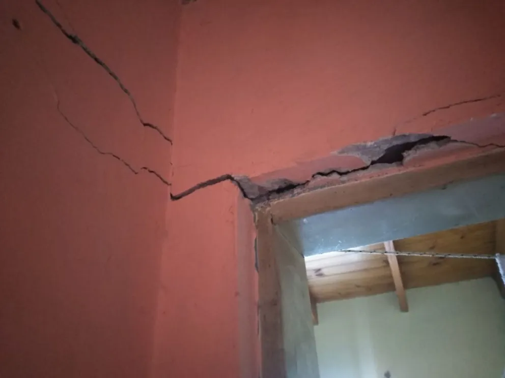 Patagones: se le está partiendo la casa y está desesperada 