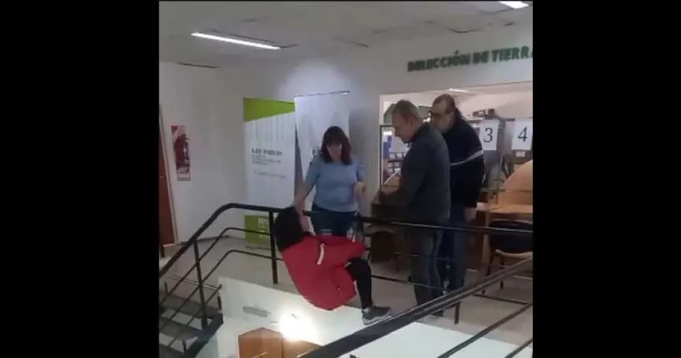Tensión en Desarrollo Humano de la Municipalidad de Viedma: una persona amenazó con saltar al vacío