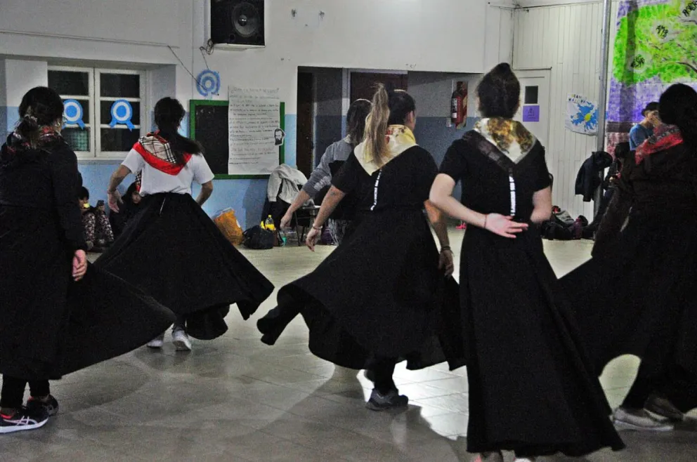 “ADN Calderón”: una familia marcada por la promoción de las danzas patrióticas 