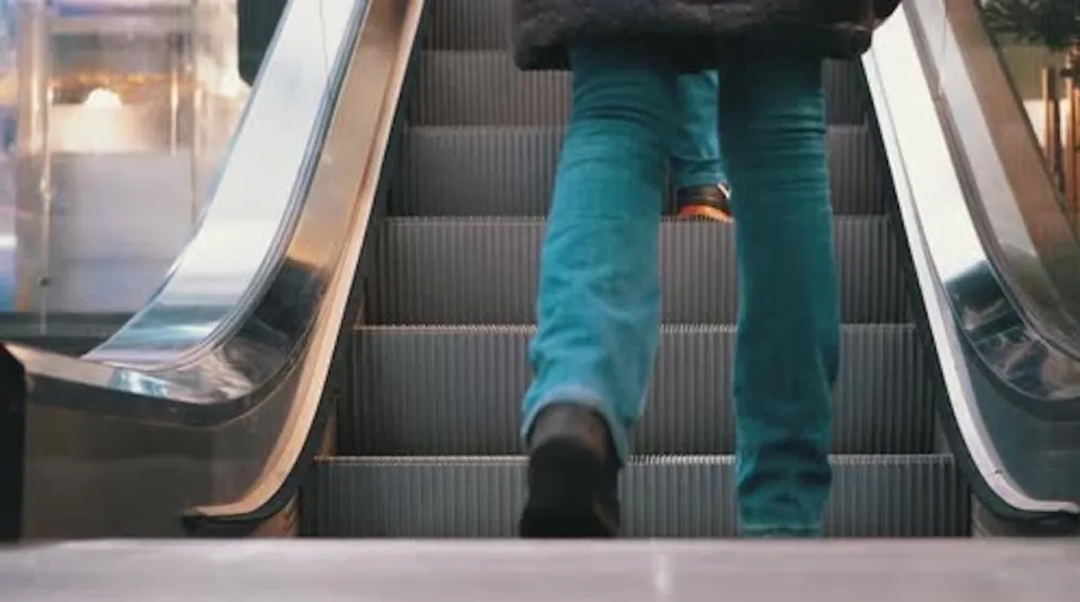 Perdió una pierna al quedar atrapada en una escalera mecánica en un aeropuerto internacional 