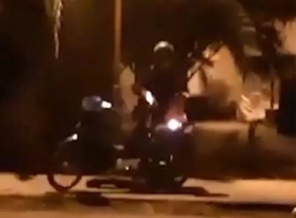 “No te arruines el patrimonio”: un viedmense quiso prender fuego su moto para que no se la secuestren