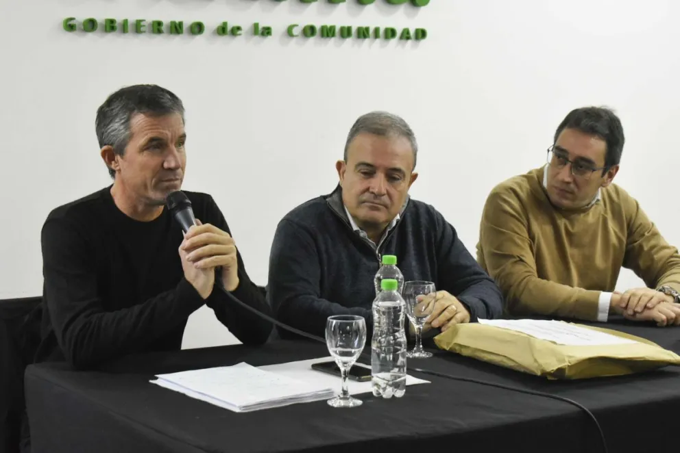 Desde Viedma cruzan al ministro Caputo sobre la obra pública