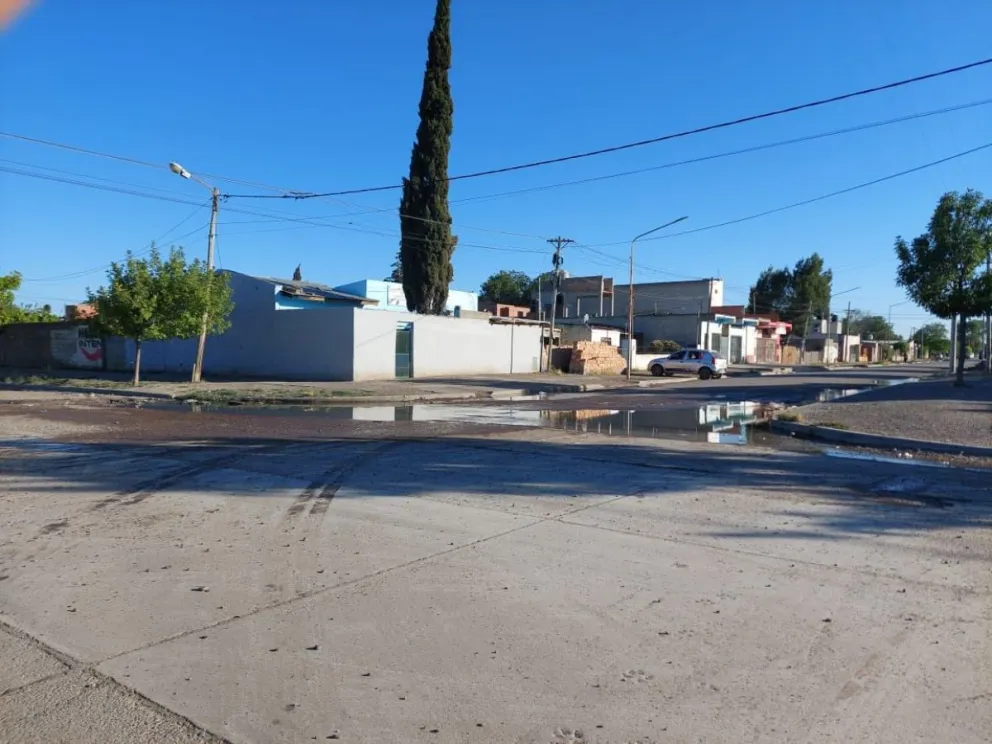 Desbordes cloacales continúan afectando a vecinos del barrio Mi Bandera