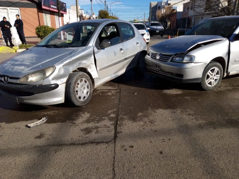 Choque en Viedma: la conductora de uno de los autos está embarazada y familiares golpearon al del otro vehículo    