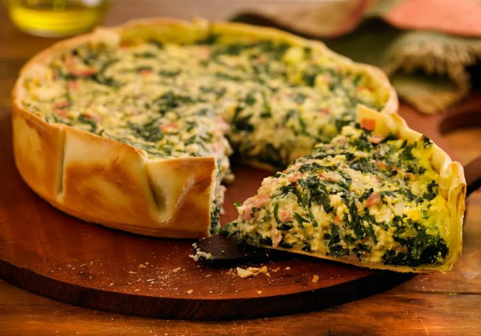 Una delicia: tarta de acelga con pollo y hongos