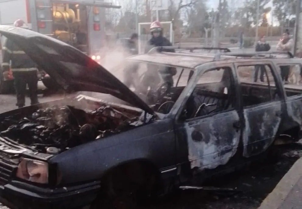 Misterioso incendio de un vehículo destinado a chatarra