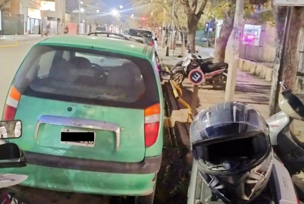 Guerra entre automovilistas y motoqueros por el estacionamiento en la puerta del Zatti