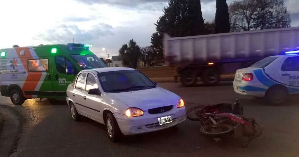 Un toque entre una moto y un auto protagonizó un susto en hora pico