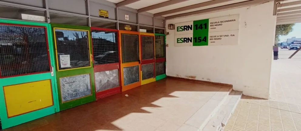 Dos familias se enfrentaron a trompadas en una escuela de Viedma