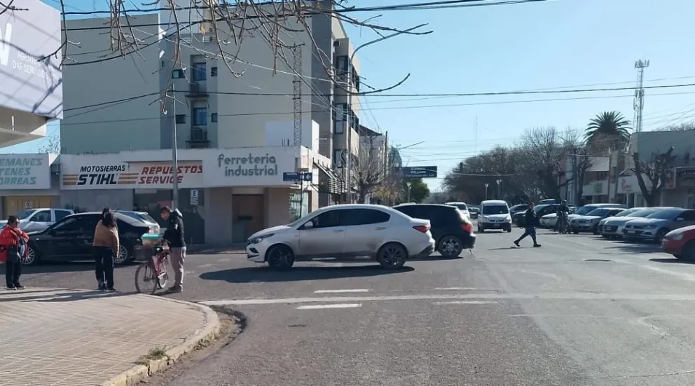 Atropellan a una mujer que vende tortas fritas en bicicleta 