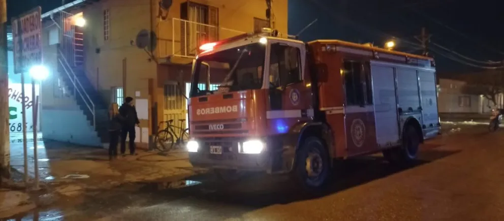 Dejó un sahumerio encendido, se llenó la cocina de humo y tuvo que llamar a los bomberos