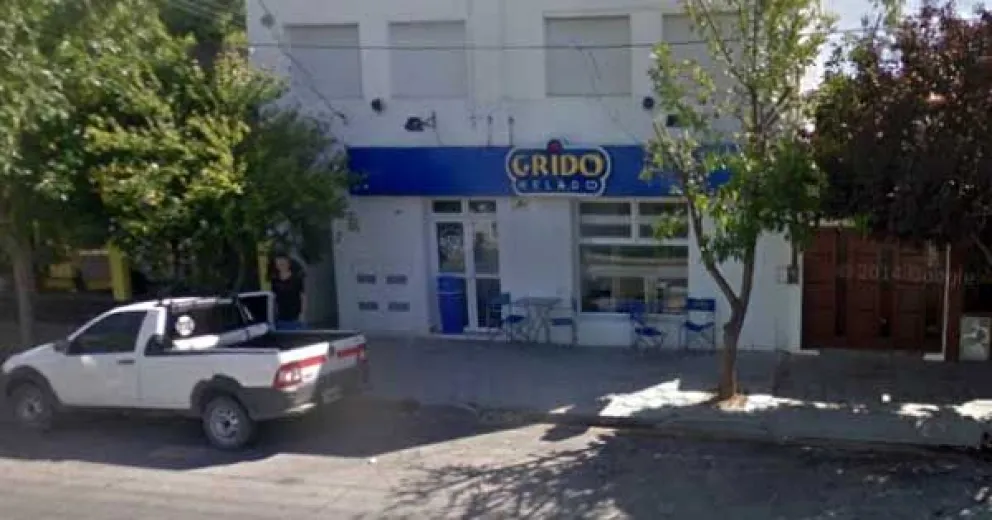 Un menor intentó robar una heladería a punta de cuchillo: la empleada quedó en shock