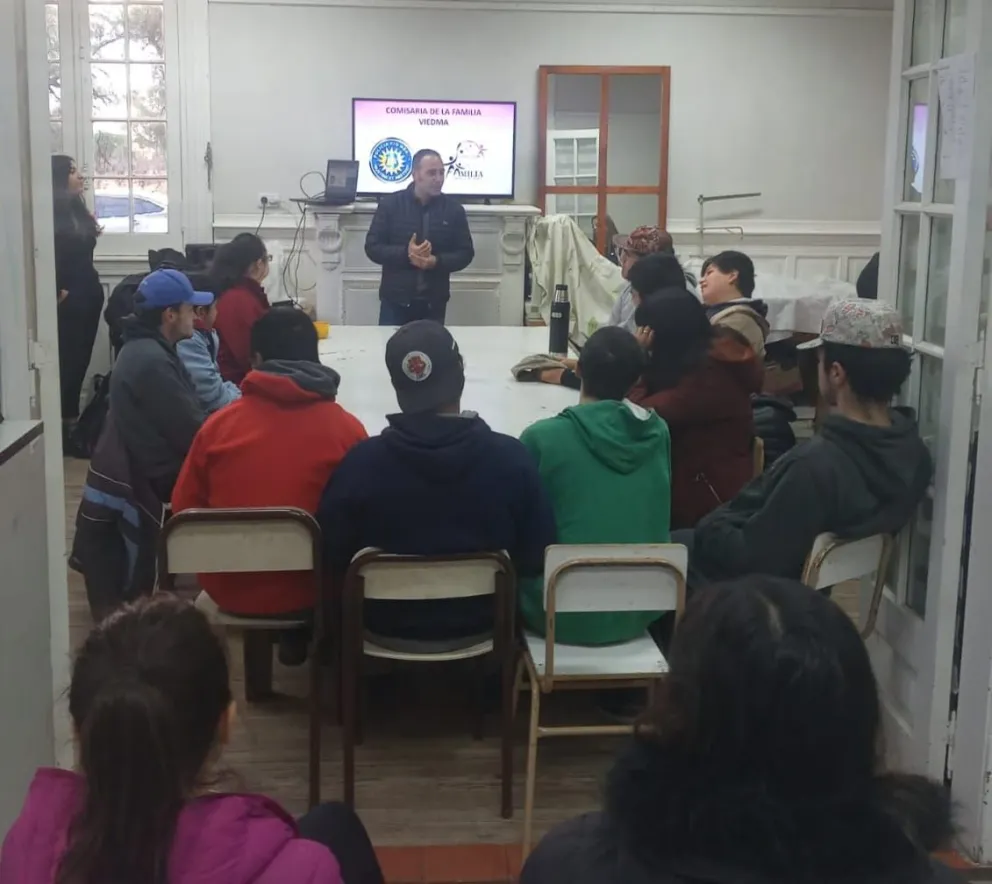 Alertan a estudiantes sobre los peligros latentes en redes sociales y juegos en red