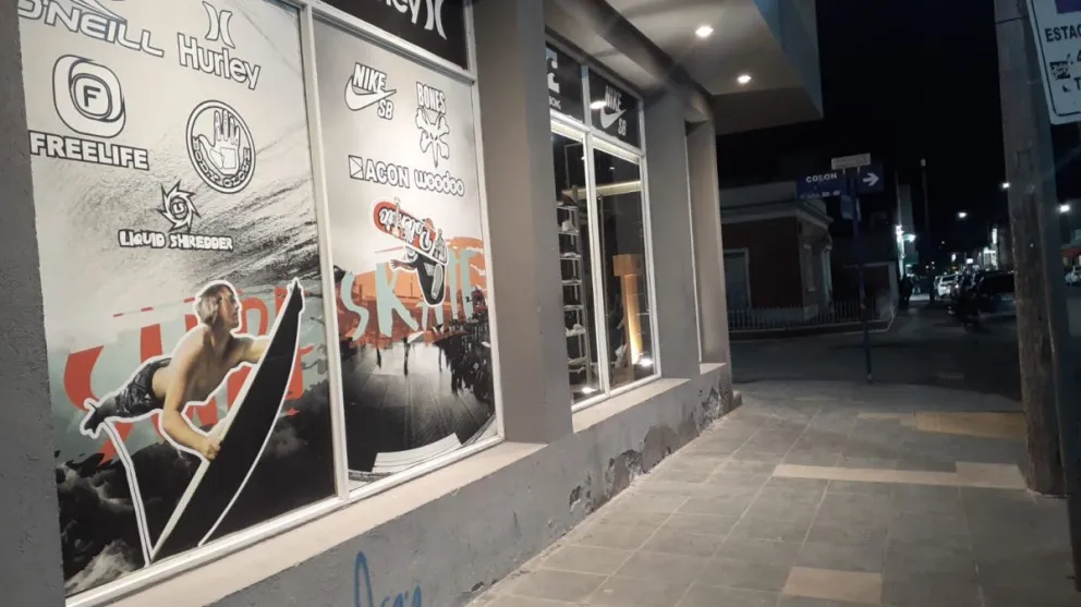 Con un revólver de juguete, un barbado sujeto robó en una céntrica tienda de ropas