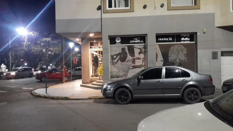 Robo en pleno centro de Viedma: “Saca un arma y les apunta a los dos”