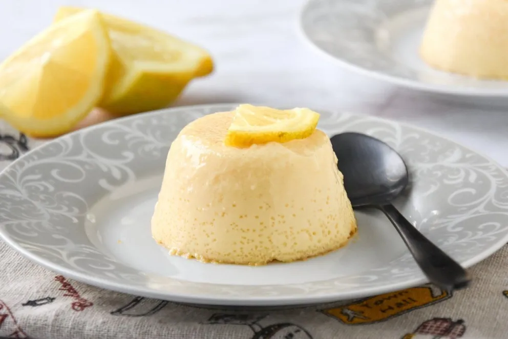 Hacé un flan de limón con leche condensada, ¡exquisito!