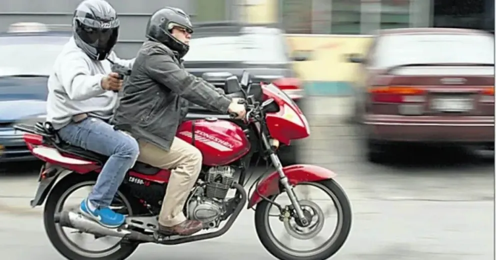 Motochorros atacaron al mediodía y en pleno centro de Viedma