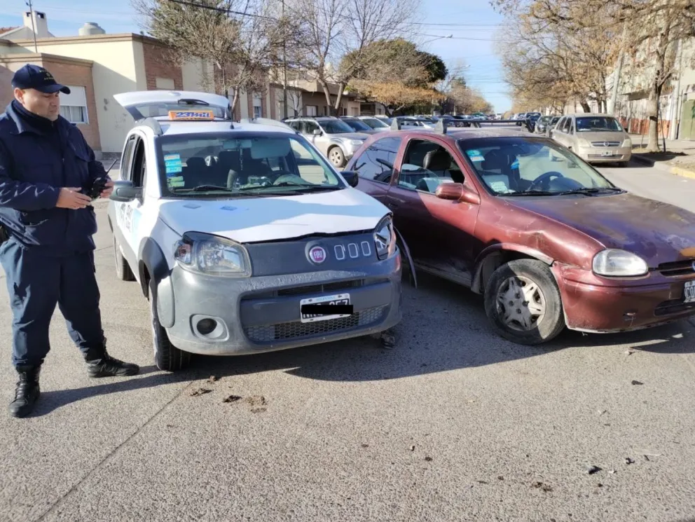 Choque en Saavedra y Pueyrredón: el taxi iba con una pasajera que fue trasladada al hospital 