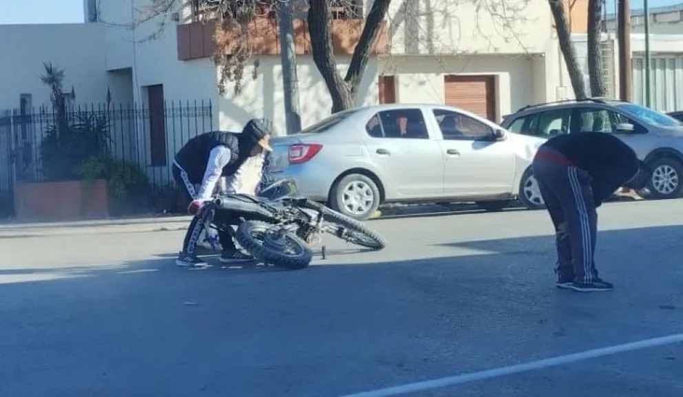 Susto tras el choque entre un auto y una moto en Viedma: no llevaban casco 