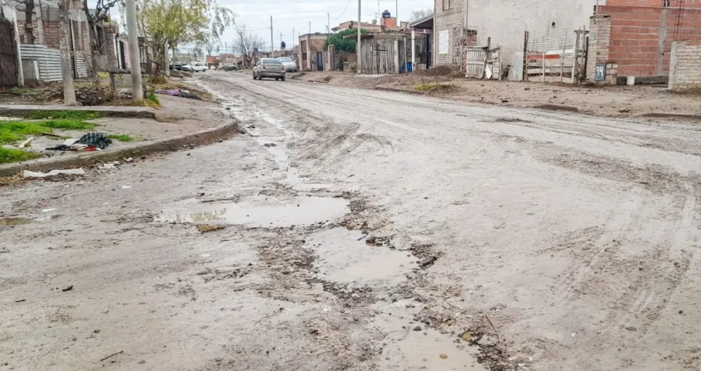 Se espera lluvia en Viedma, aunque la gente está incrédula. 