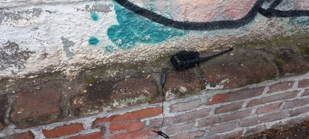 Dos sujetos detenidos porque andaban con un handy de escucha de la emisión policial