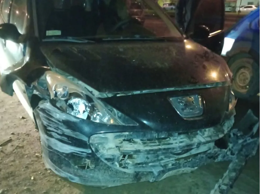 Una mujer policía se salvó de que la atropellaran y quien conducía el auto huyó