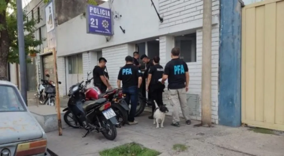 Se escaparon seis presos por el baño de una comisaría en Santa Fe: tres fueron recapturados