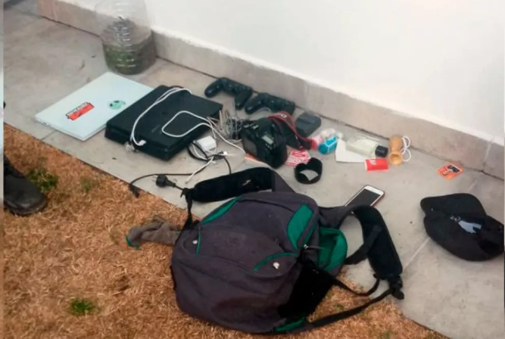 Se escapaba con el botín y la policía lo atrapó adentro de la casa 