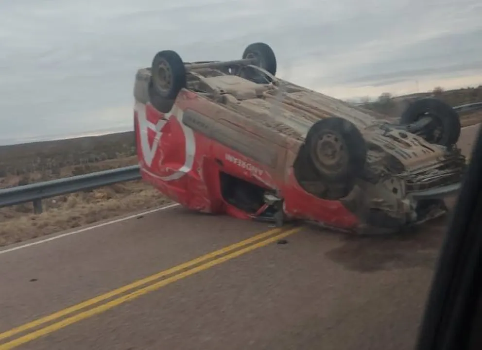 Accidente en la ruta N° 23: un vehículo de Andreani terminó volcado