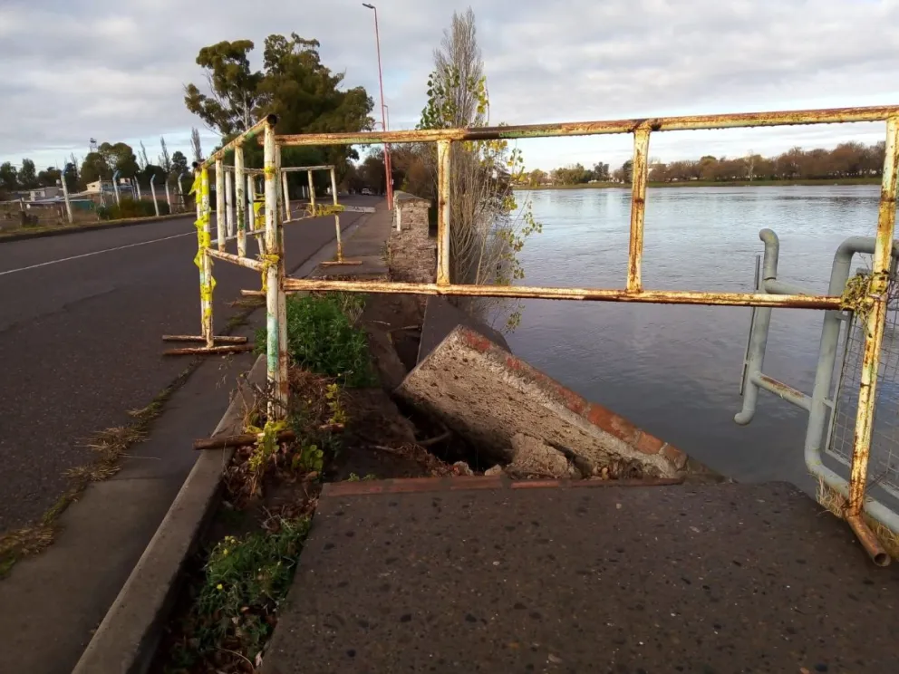 El río Negro arrasa de manera silenciosa con la avenida costanera