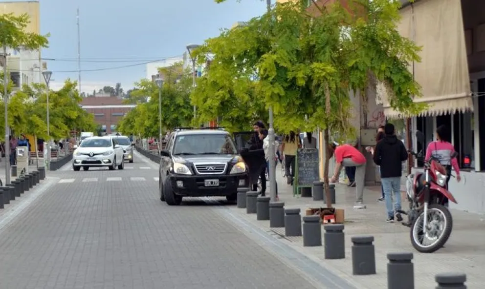 Se probó ropa, quiso escapar y ante la reacción del comerciante, huyó mostrando un arma