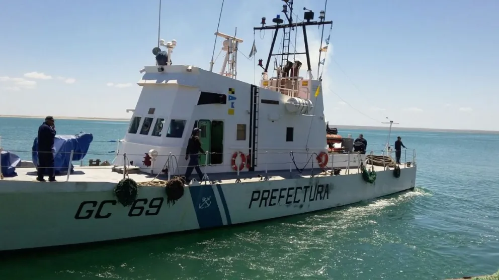 Prefectura trabajaba arduamente para llevar al Paola Andrea hasta el puerto del Este