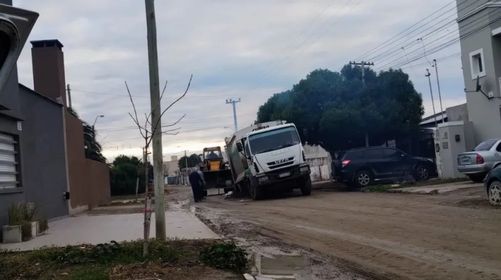 Un camión quedó atrapado en un cráter que se formó en el barrio San Roque 