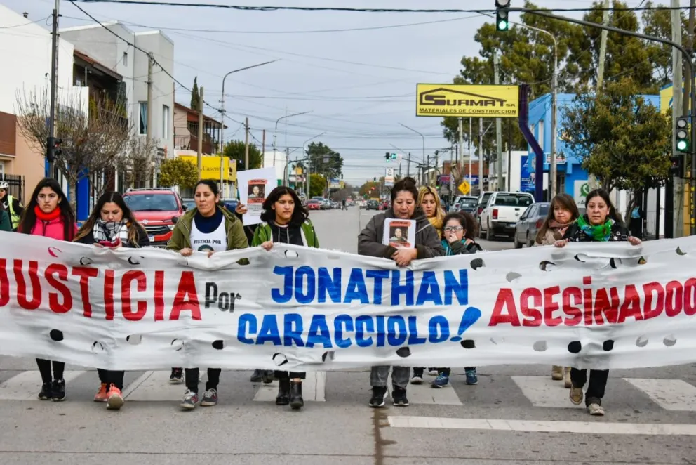 Casi los atropellan marchando por Caracciolo: “Espero que haya cámaras”