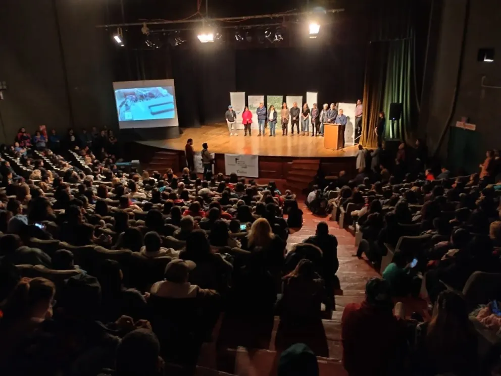 En una sala colmada, los emprendedores recibieron su certificado de finalización de curso