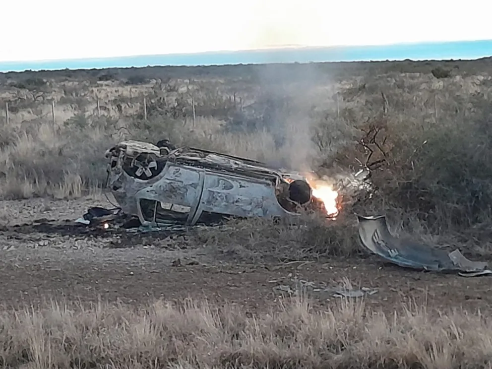 Video: volcó y se incendió su auto en San Antonio Oeste