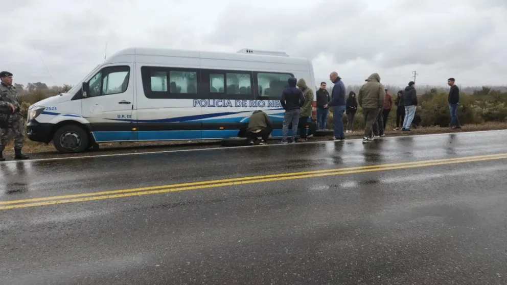 Un minibús que transportaba policías hacia Viedma perdió una rueda en plena marcha