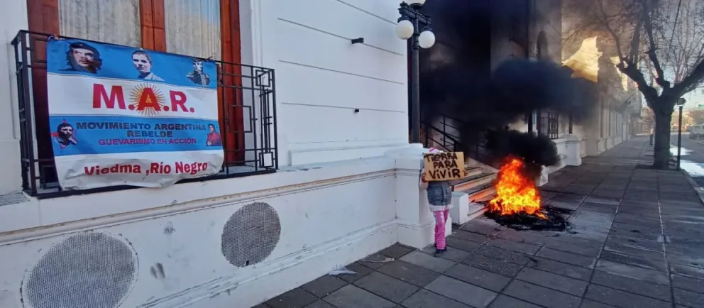 Discordias entre los propios ocupantes dispararon el enojo y la manifestación frente al Municipio