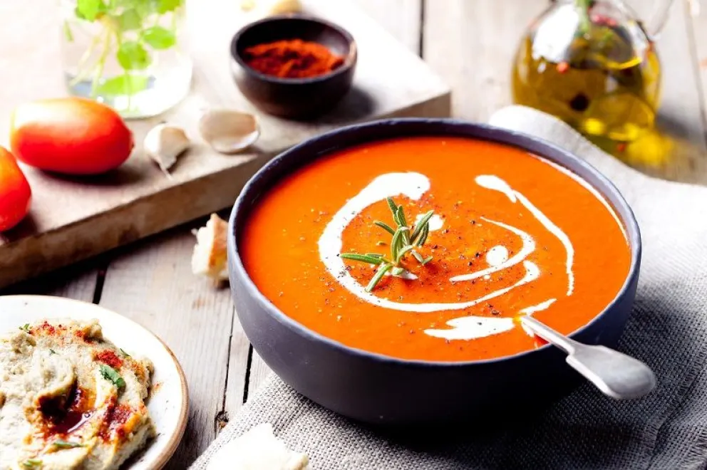 Ideal para los días de frío: sopa de tomate y panceta