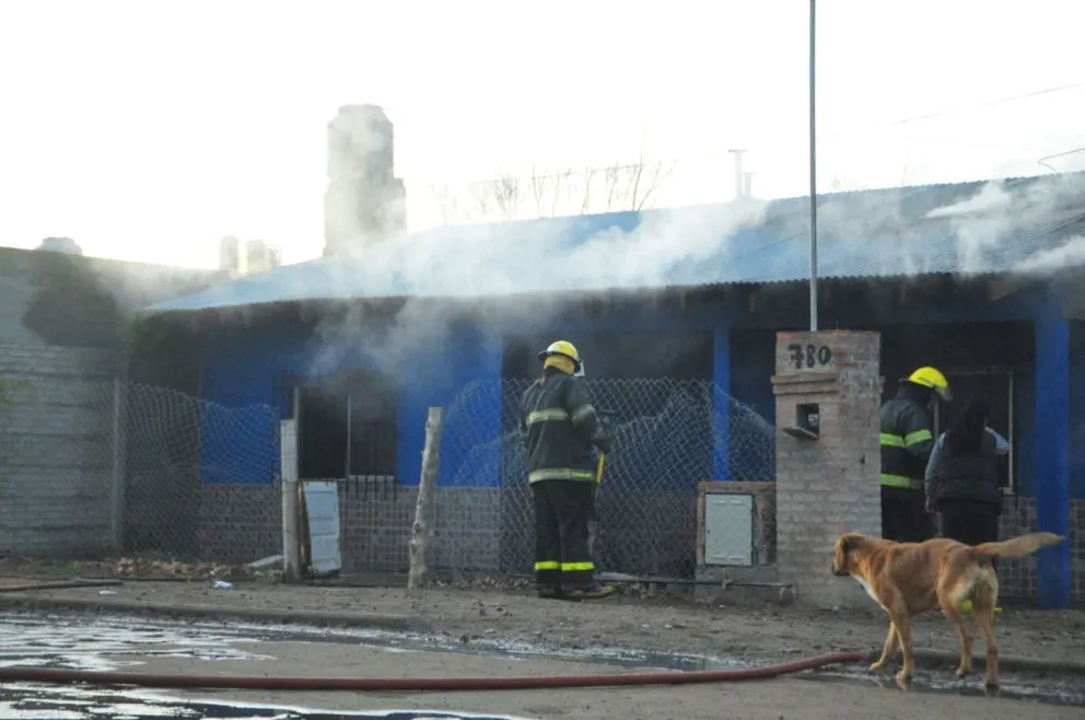 Trasladaron en un vuelo sanitario a la mujer afectada por el incendio en Villa Morando