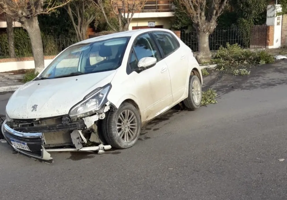 Impactante accidente en la costanera de Viedma: un joven salvó su vida de milagro 