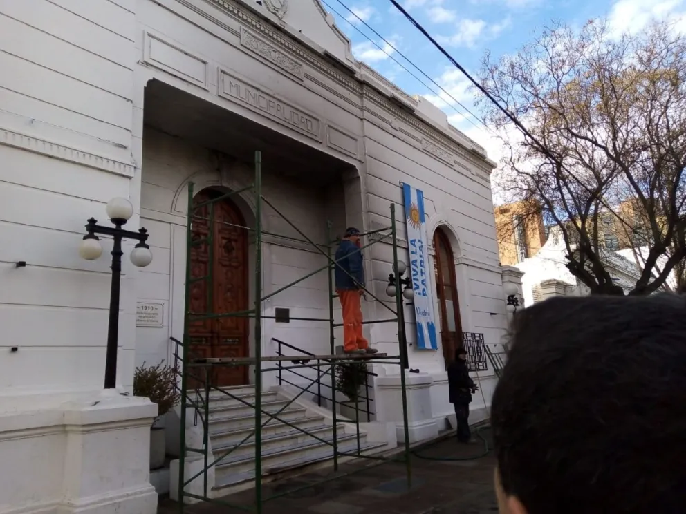Unos cuantos pesos costará a los contribuyentes sacar el hollín del edificio municipal