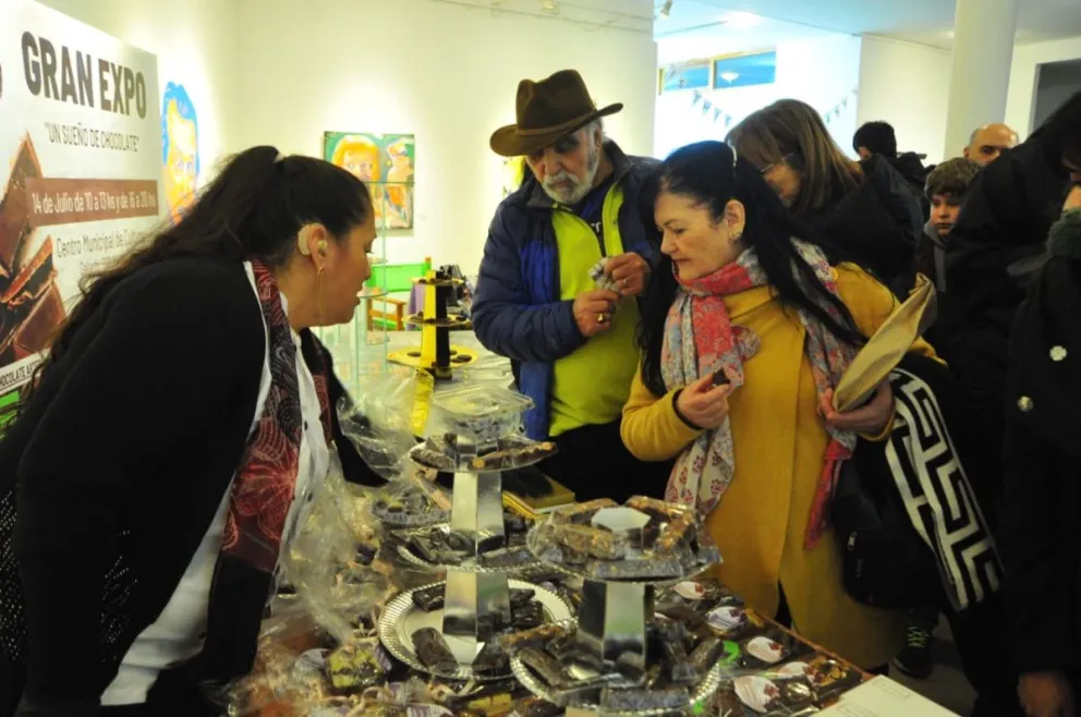 Los maestros chocolateros locales se lucen con una amplia variedad de productos artesanales.