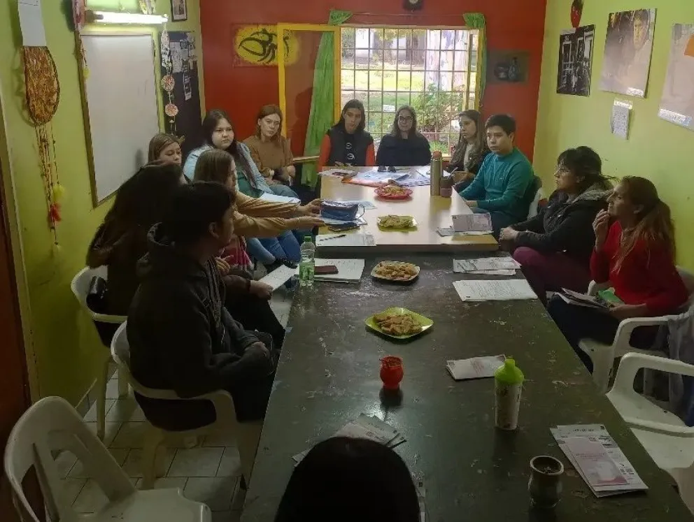 Estudiantes de la UNRN fueron al barrio para ayudar con el Monotributo