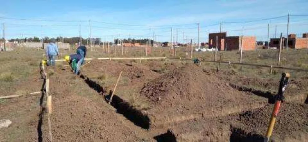 Preparan una nueva licitación para llevar el servicio eléctrico al programa "Un lote, una vivienda"