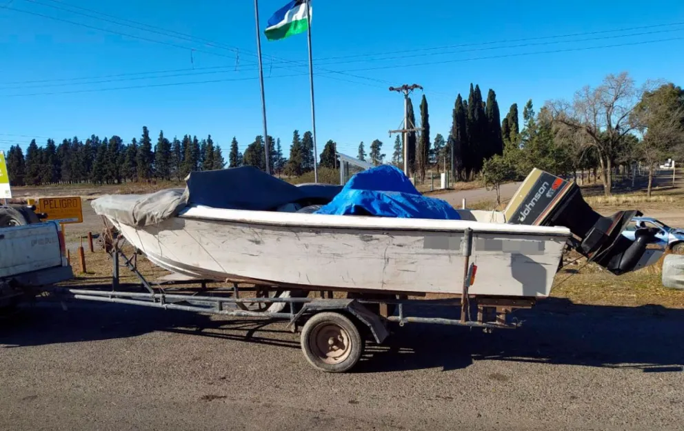 Un cazador escondía carne de jabalí en una lancha hasta que lo agarró la policía